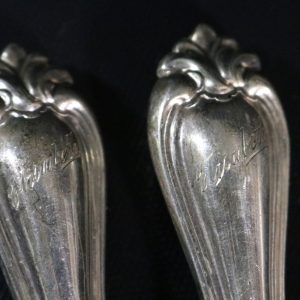 Elegant Antikt Set med Handsmidda Smörknivar i Nysilver