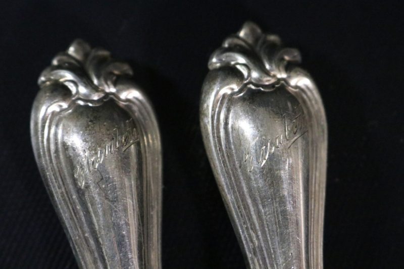Elegant Antikt Set med Handsmidda Smörknivar i Nysilver