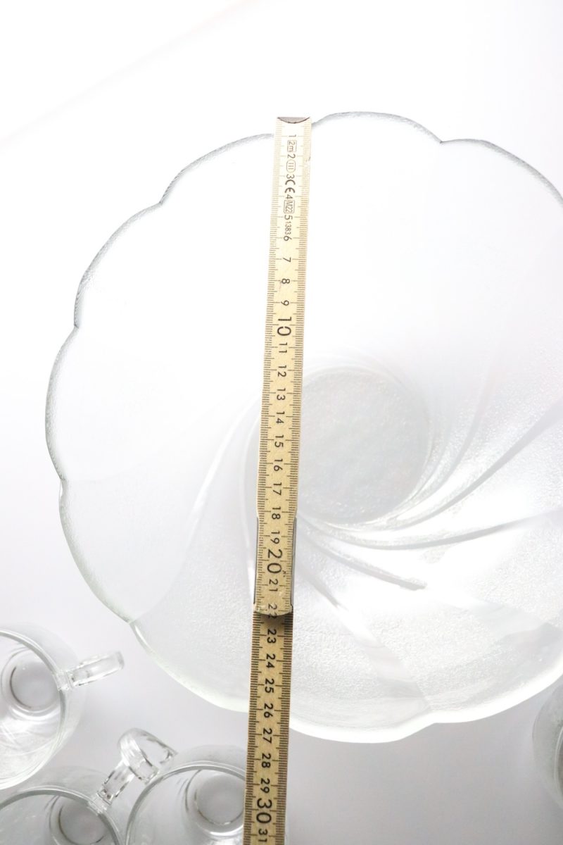 Vacker glasservis med stor skål och sex mindre glas