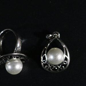 Ring och 1 örhänge med pärla, okänd material