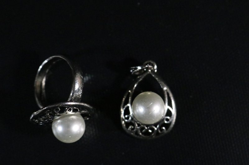 Ring och 1 örhänge med pärla, okänd material