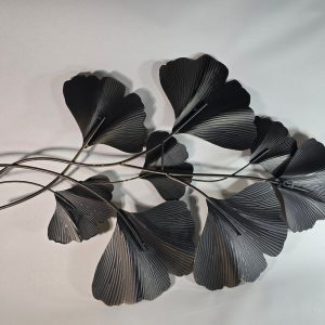 Väggskulptur från MIO. Metall, Bredd 62 cm, höjd 90 cm - Ginkgo Biloba bladgren