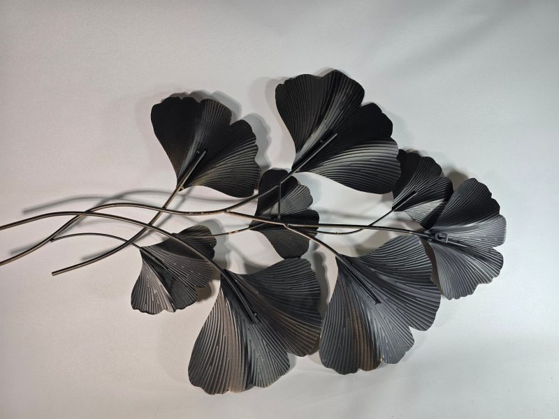 Väggskulptur från MIO. Metall, Bredd 62 cm, höjd 90 cm - Ginkgo Biloba bladgren