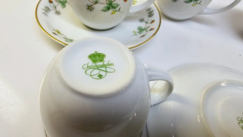 Charmigt kaffekoppsset på 5 koppar från Christineholm med jordgubbsmotiv