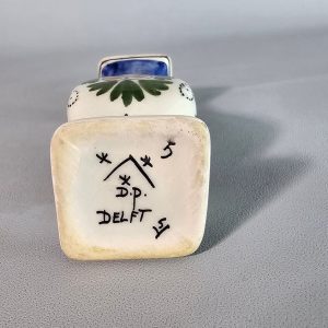 Liten handmålad vas, DELFT D.P  SV