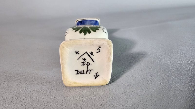 Liten handmålad vas, DELFT D.P  SV