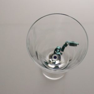 Elegant vinglas med graverad fredsduva – 18 cm högt