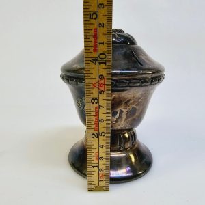 Elegant silverfärgad sparbössa med antik charm