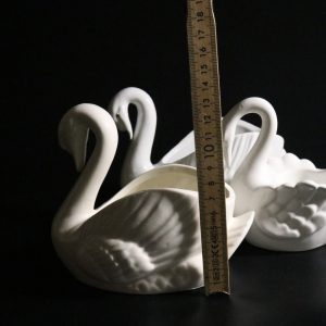 Charmigt set med tre svanformade porslinsfigurer – dekorativt och klassiskt