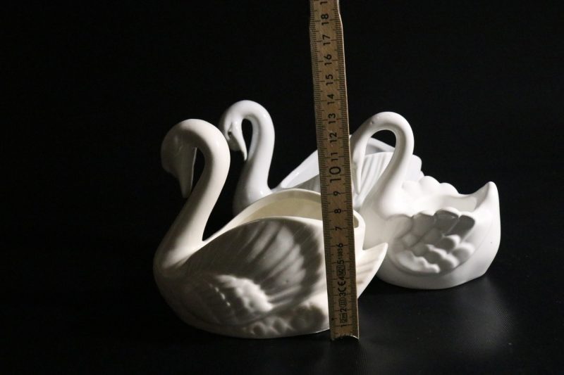 Charmigt set med tre svanformade porslinsfigurer – dekorativt och klassiskt