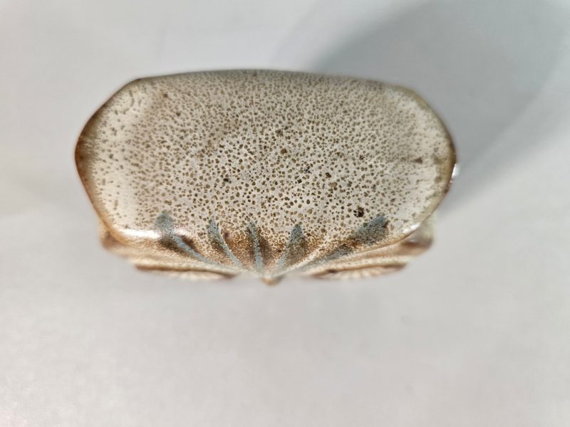 Uggla i lergods med glasyr enligt bilderna.  Ca 9 cm hög ca 4 cm djup