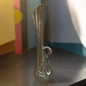 Elegant nysilvervas med svanmotiv – en tidlös inredningsdetalj