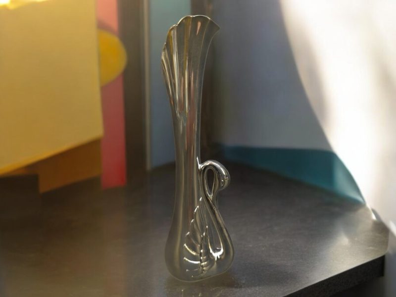 Elegant nysilvervas med svanmotiv – en tidlös inredningsdetalj