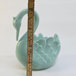 Elegant keramiksvan i mjuk grön färg – 20 cm hög