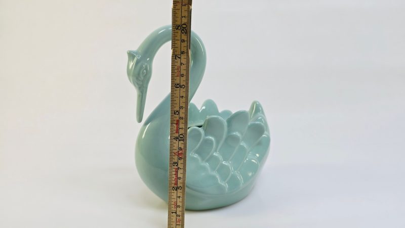 Elegant keramiksvan i mjuk grön färg – 20 cm hög
