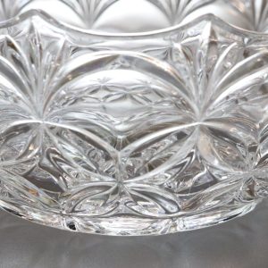 Vacker skål i glas, troligen från svensk glasbruk