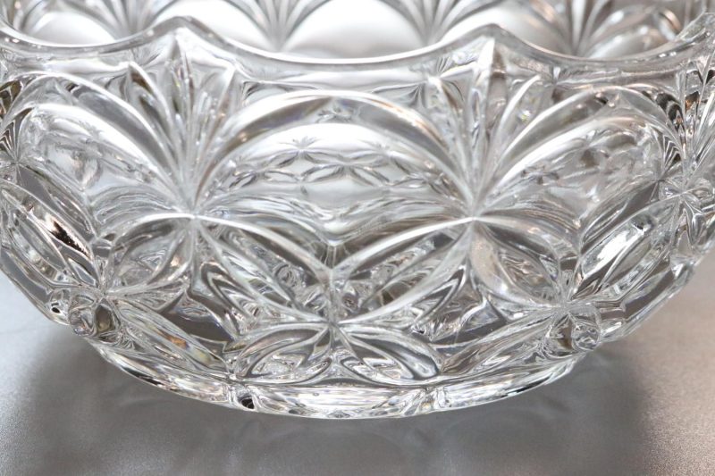 Vacker skål i glas, troligen från svensk glasbruk