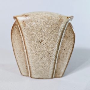 Uggla i lergods med glasyr enligt bilderna.  Ca 9 cm hög ca 4 cm djup