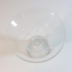 Trumpetformad vas, etsad dekor, glas
