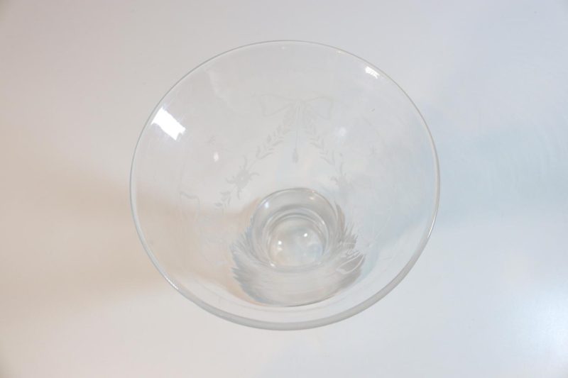 Trumpetformad vas, etsad dekor, glas