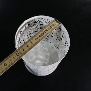 Vit Dekorativ Cylinder med Orientaliskt Mönster – Elegant och Stilfull