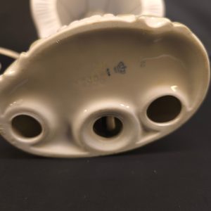 Titel: Romantisk bordslampa med porslinsfigurer – Klassisk och charmfull