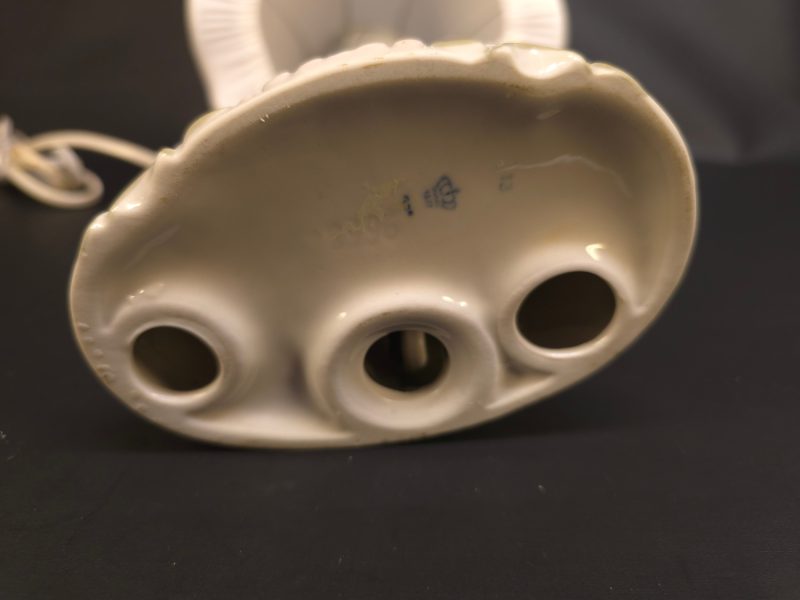 Titel: Romantisk bordslampa med porslinsfigurer – Klassisk och charmfull