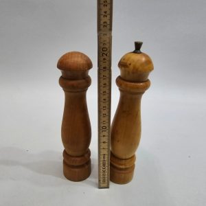Salt och peppar i trä, ca 20cm stora kryddkvarnar