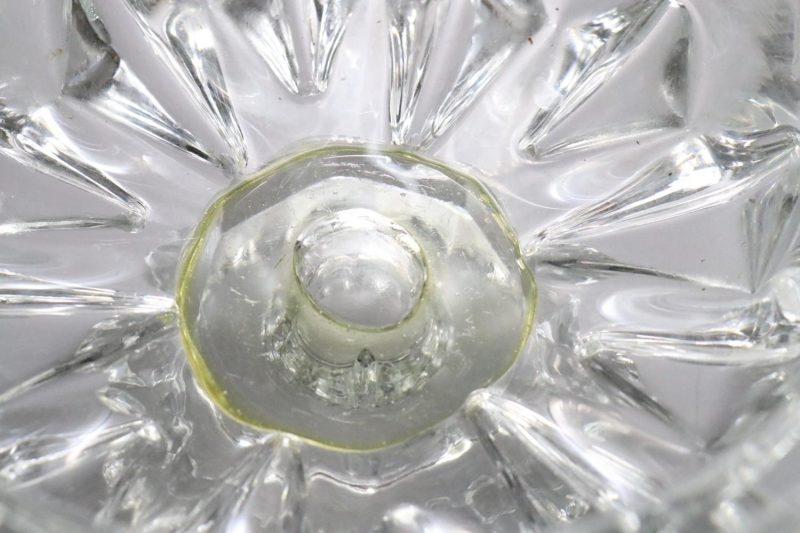 2st tjockväggiga kristallskålar, dekorerade med vindruvsrankor
