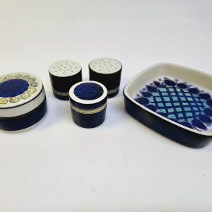 Charmig Staffordshire Gris-Kanna med Vintage Design
