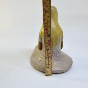 Flicka med fåglar – Keramikskulptur, 16 cm hög