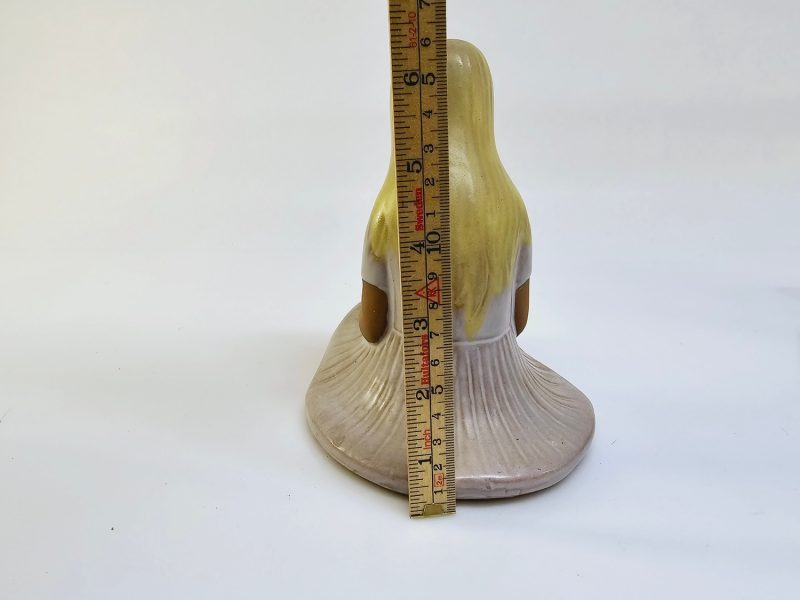Flicka med fåglar – Keramikskulptur, 16 cm hög