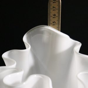 Elegant vit designvas med mjuka former - 15 cm hög