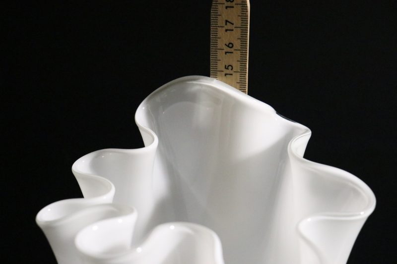 Elegant vit designvas med mjuka former - 15 cm hög