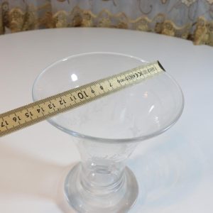 Trumpetformad vas, etsad dekor, glas