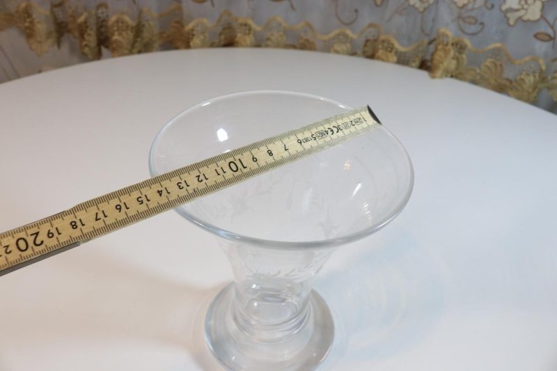Trumpetformad vas, etsad dekor, glas