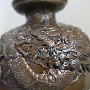 Exklusiv Kinesisk Piedestalskål i Brons med Drakrelief
