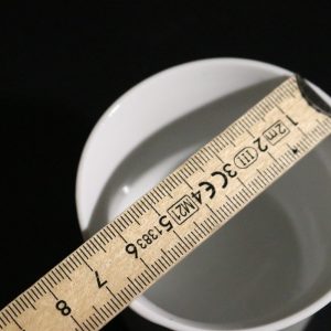 Stilren Vit Keramikkruka på Fötter – 6,5 cm Hög