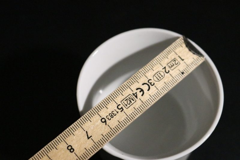 Stilren Vit Keramikkruka på Fötter – 6,5 cm Hög