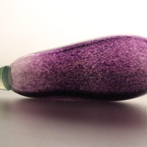 Unik handblåst glasdekoration i form av en aubergine – ca 20 cm