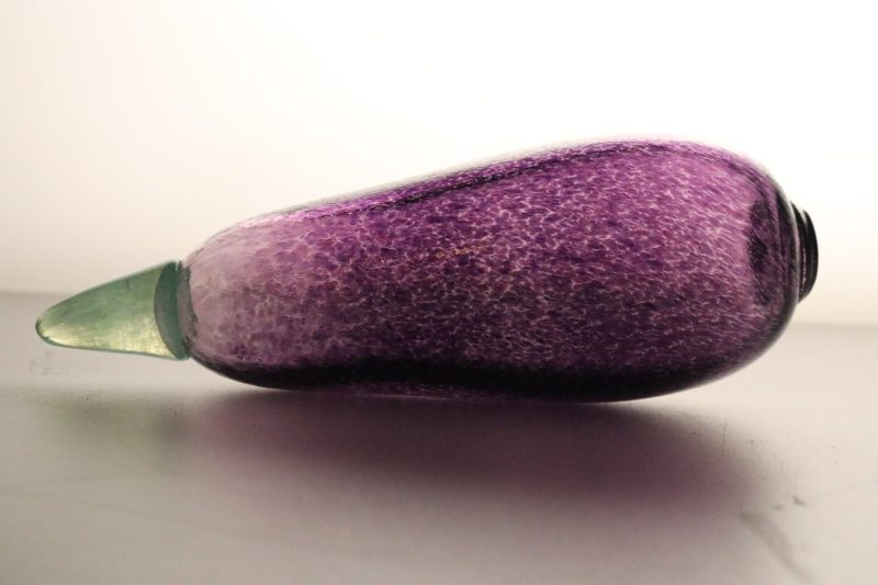 Unik handblåst glasdekoration i form av en aubergine – ca 20 cm