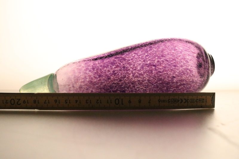 Unik handblåst glasdekoration i form av en aubergine – ca 20 cm