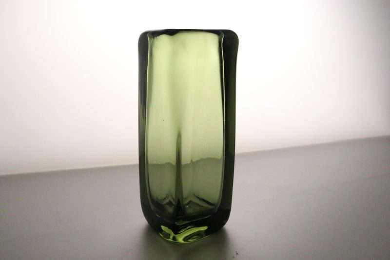 Stilren grön glasvas - Klassisk och tidlös design