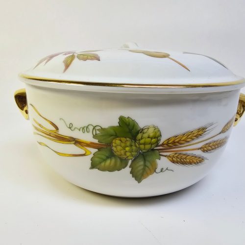 Elegant soppskål med gyllene detaljer och handmålat motiv