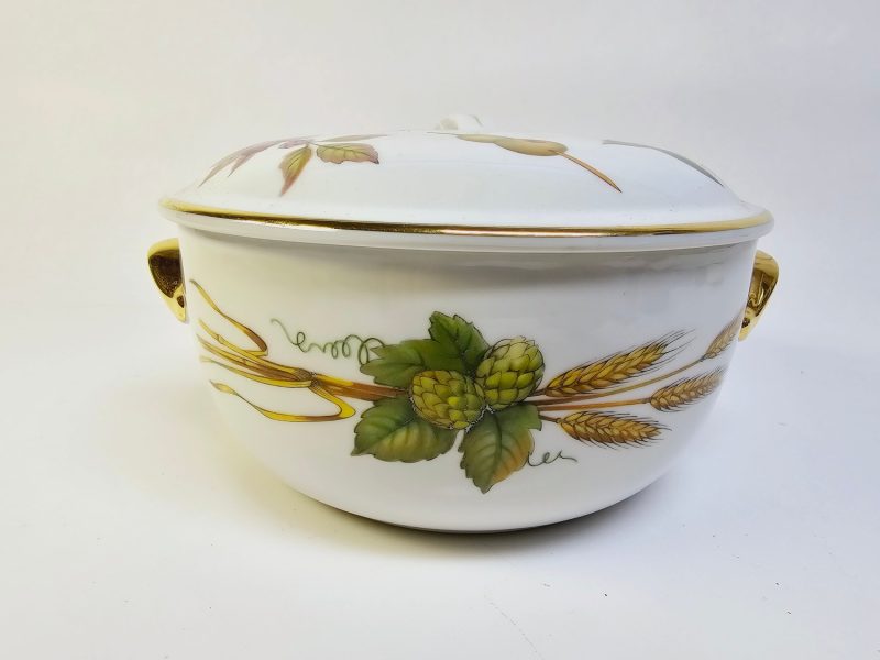 Elegant soppskål med gyllene detaljer och handmålat motiv