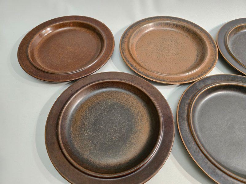 Flata mattallrikar, Arabia, "Ruska", Glaserad stengods, Designer: Ulla Procopé
