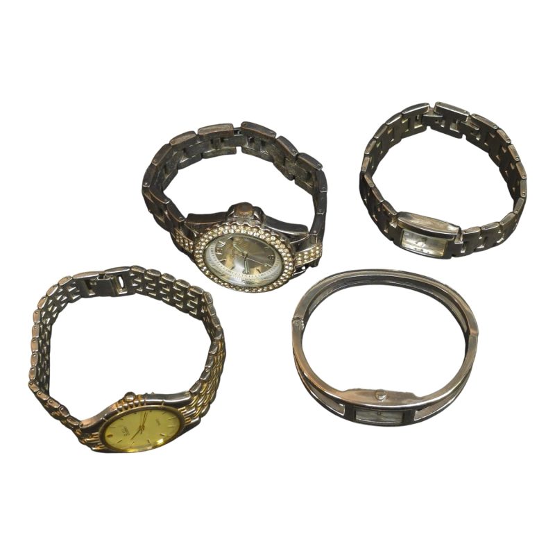 Elegant klockset med märken som O.N.E, Regal och Bubbles