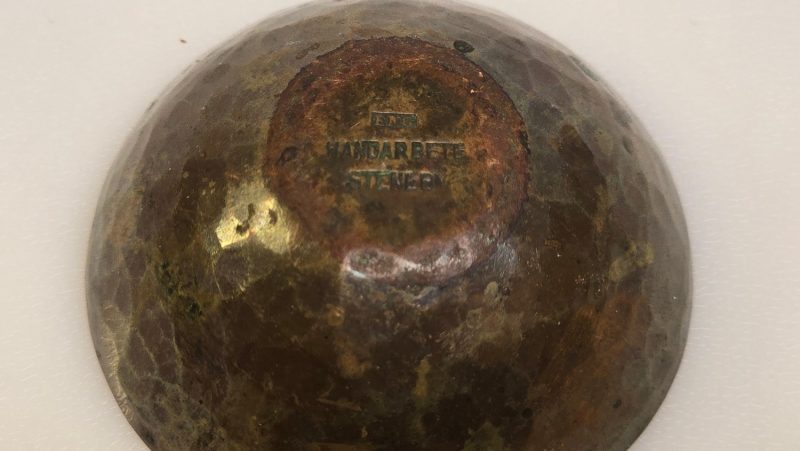 Unikt handgjort miniatyr skål i metall – charmig detalj för hemmet