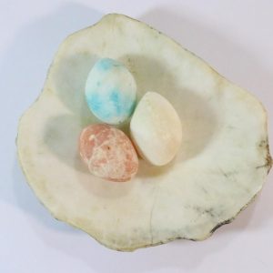 Snäcka med tre ägg i stengods, dekorationspjäs