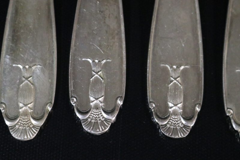 Antikt Set med Eleganta Nysilvergafflar – Ett Klassiker i Din Dukning
